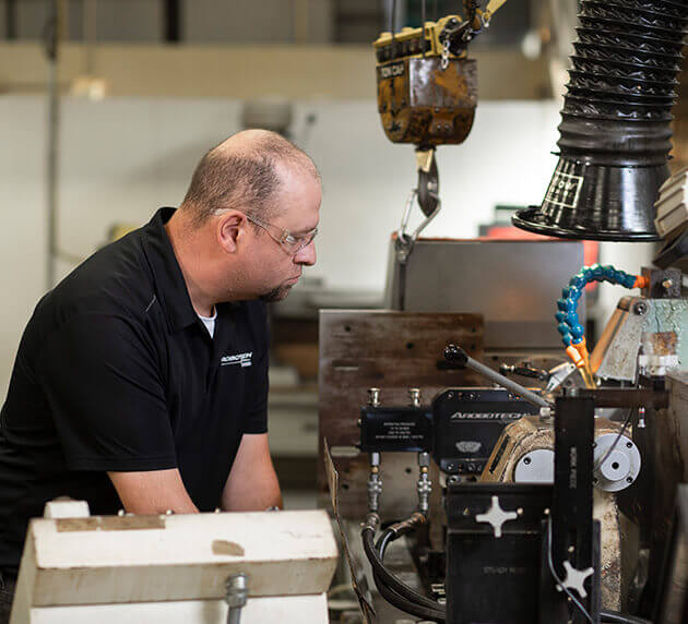 Employee working with Grinding Auto Rest